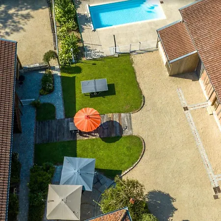Les Oiseaux_a Avec Piscine Chauffee Holiday home